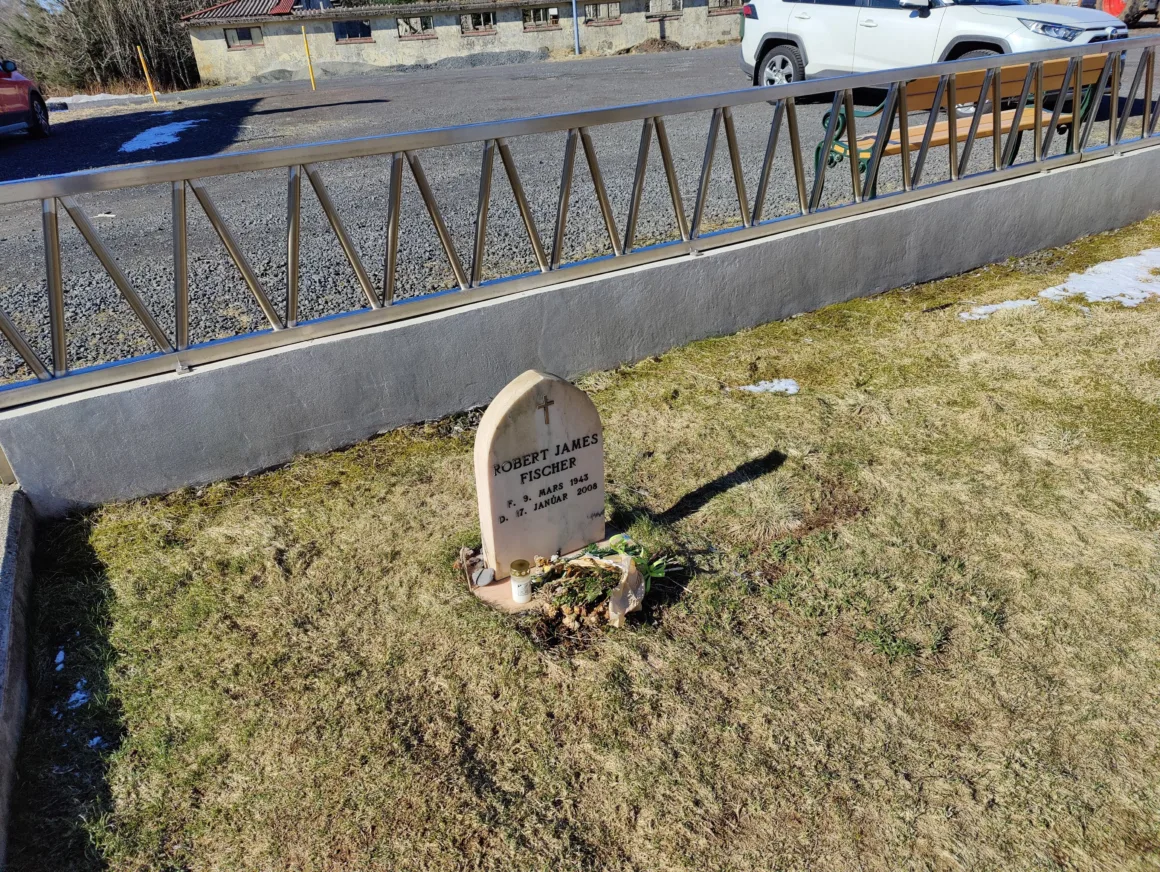 grave of bobby fischer